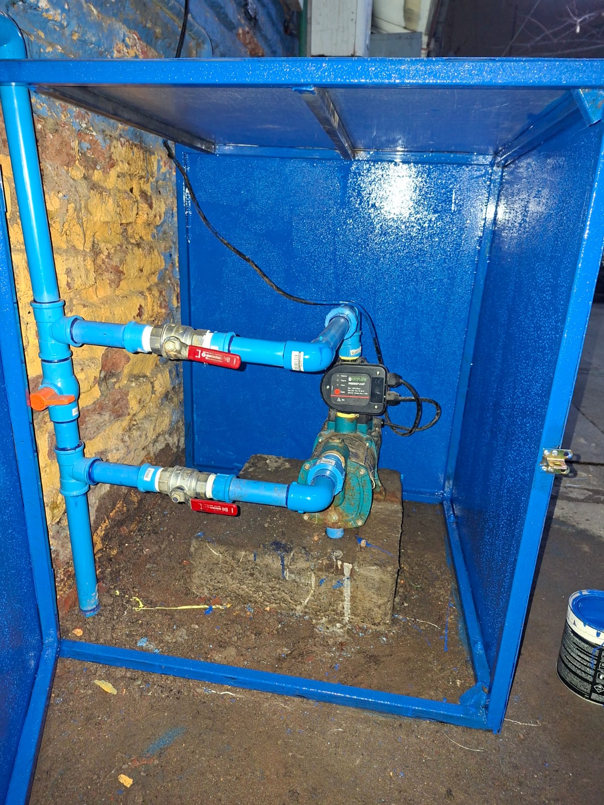 Interior de la caseta con bomba y válvulas