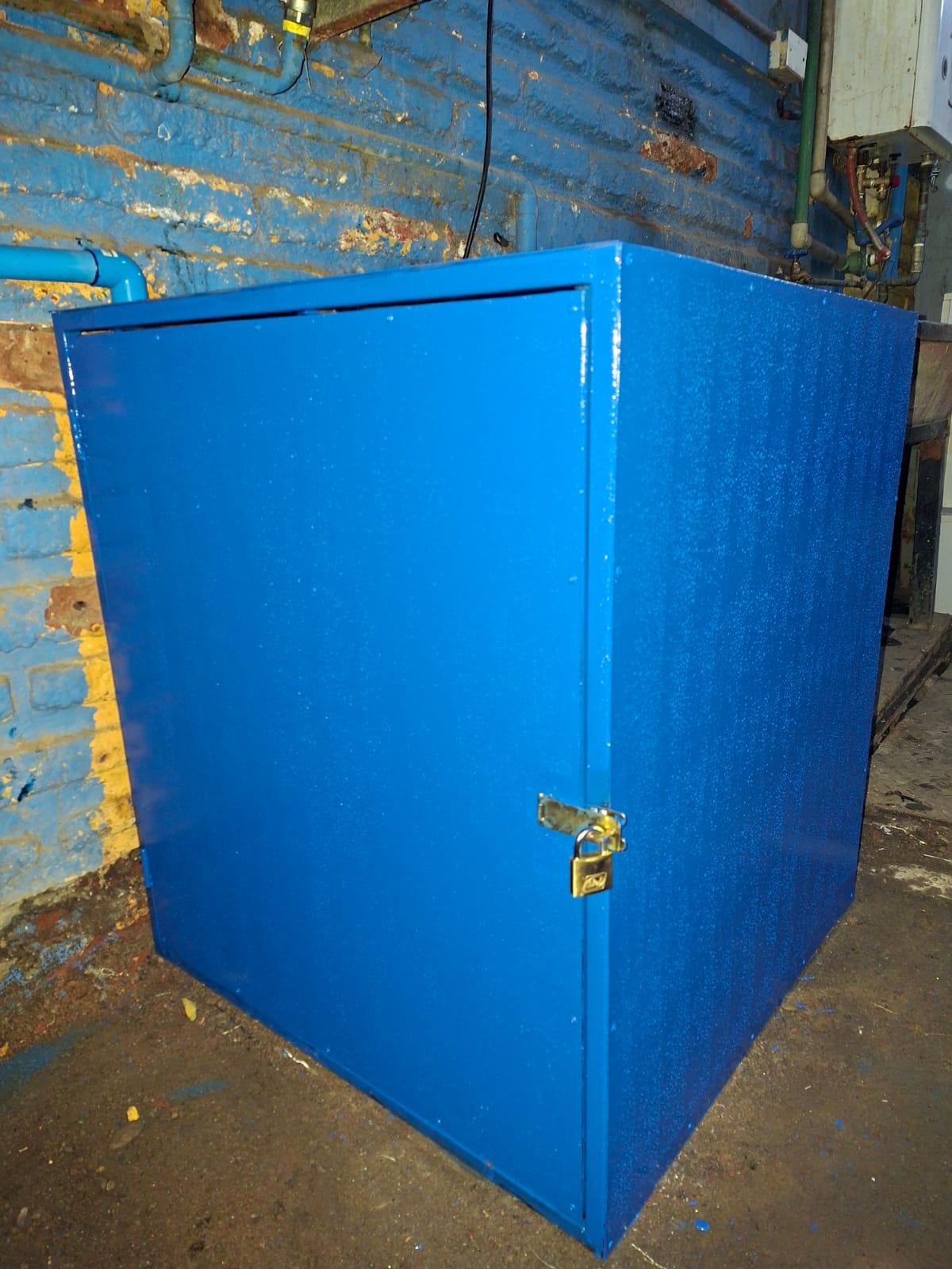 Caseta metálica azul cerrada con candado