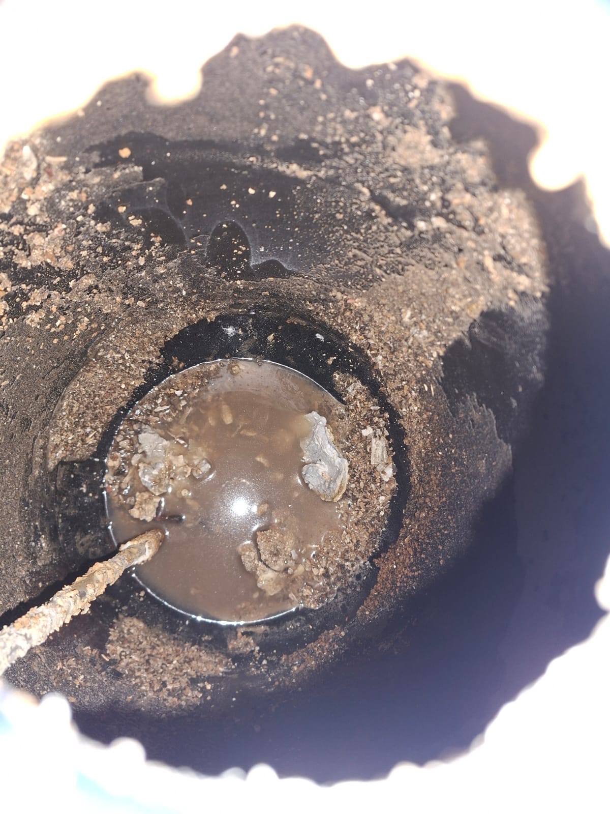 Interior del estanque de un termo con sedimentos