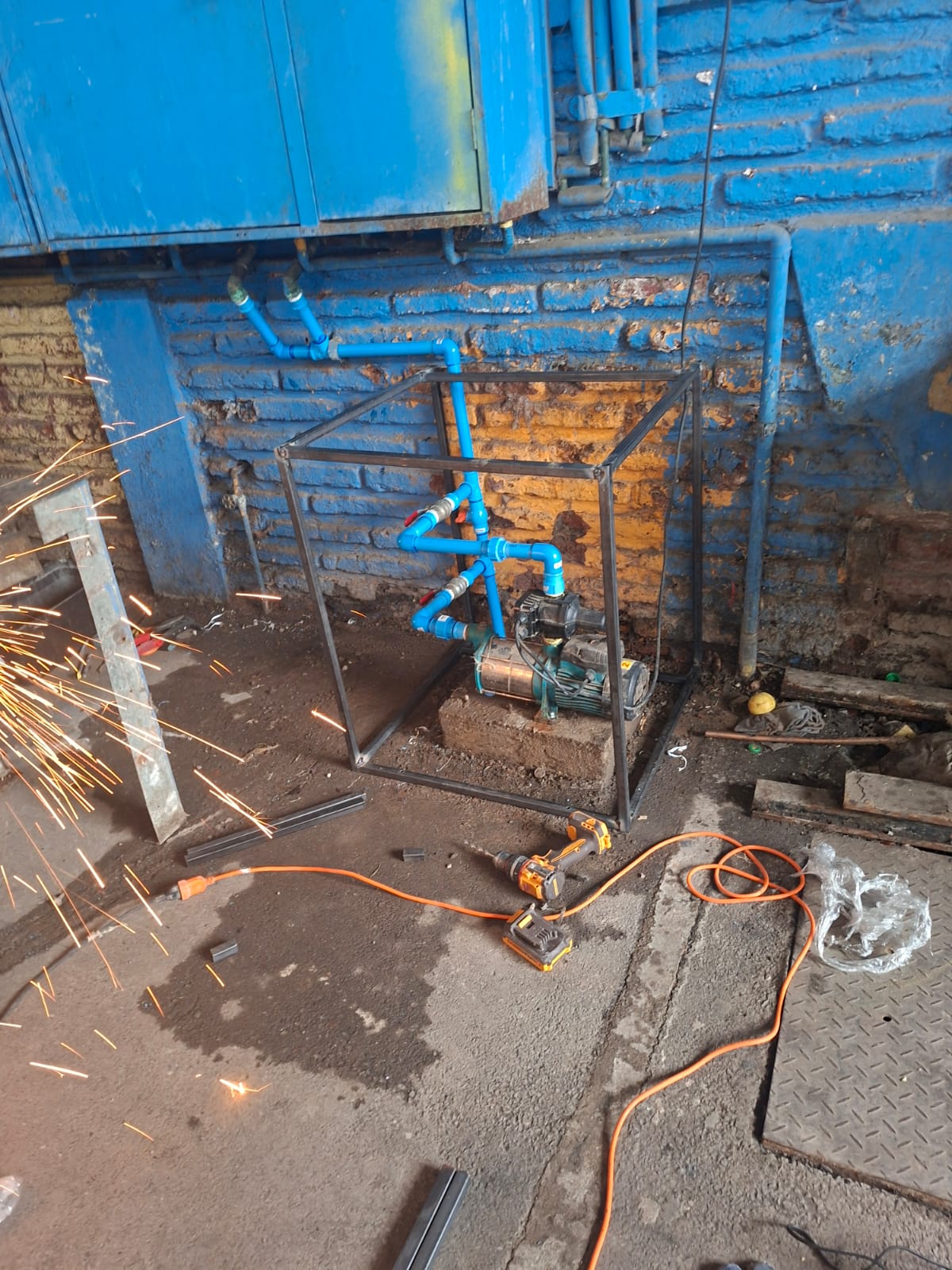 Estructura metálica soldada alrededor de la bomba