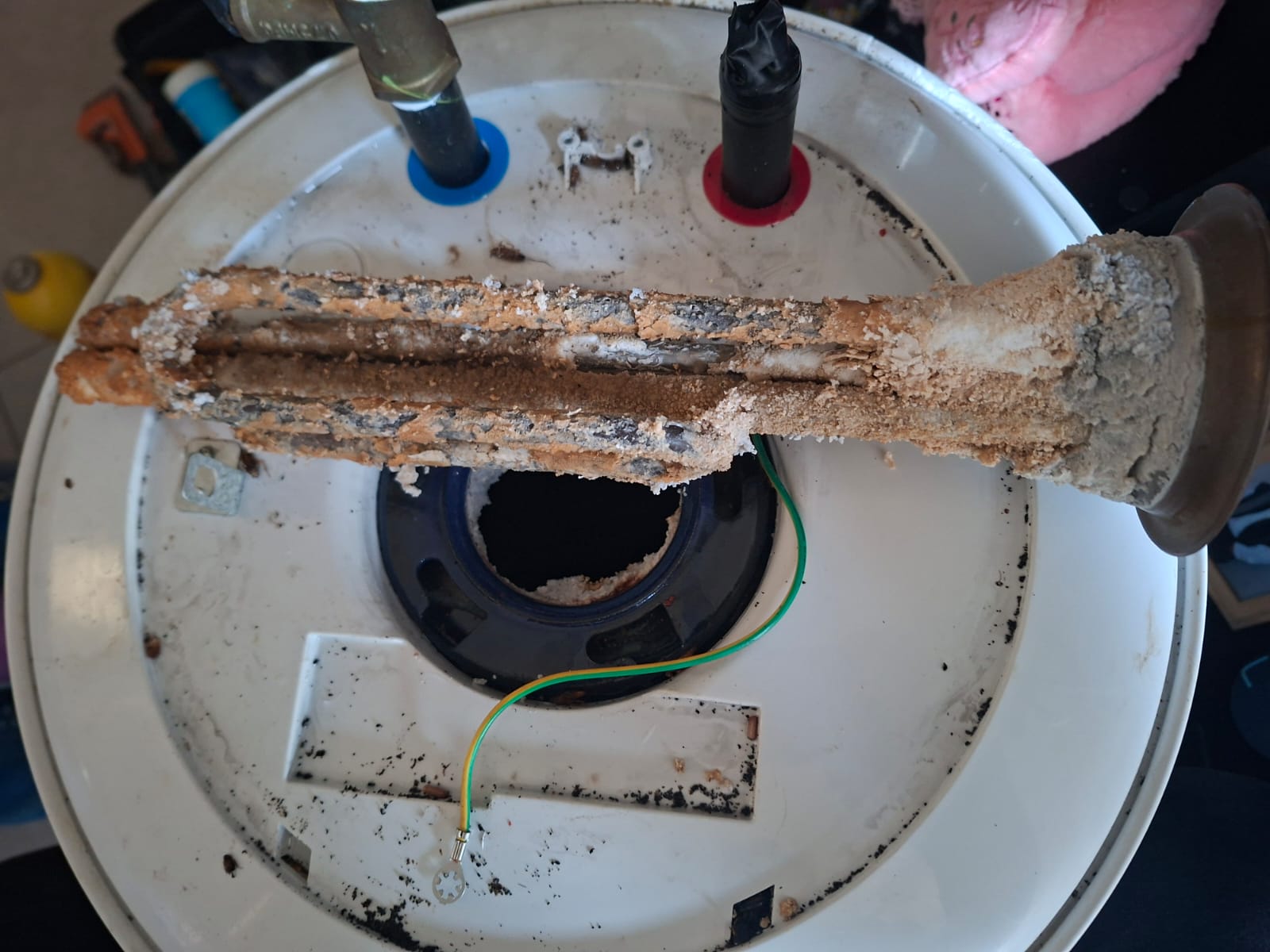 Resistencia retirada del termo con sarro acumulado