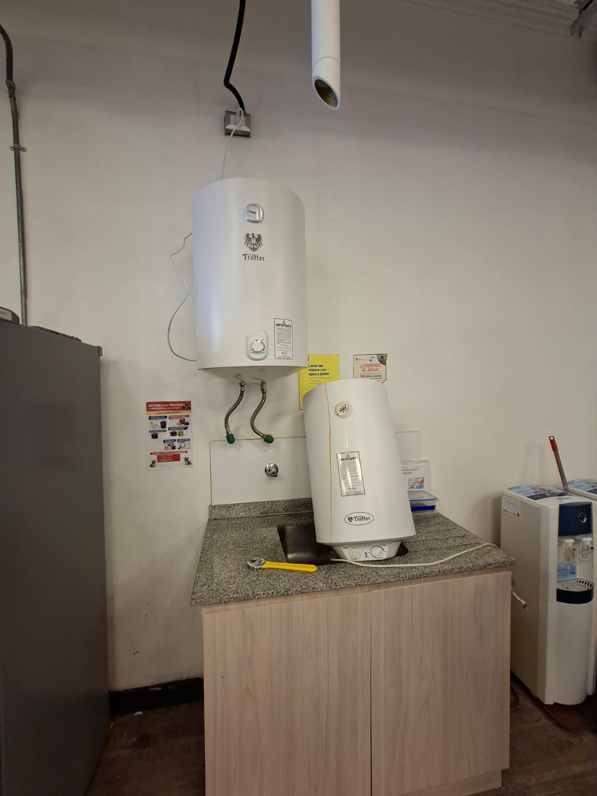 Dos termos eléctricos en una cocina
